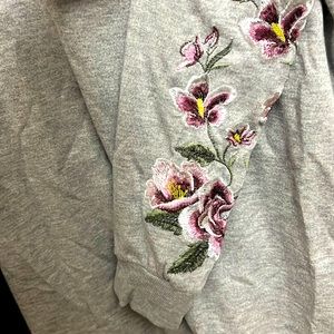 Grey sweatshirt with floral embroidered sleeve